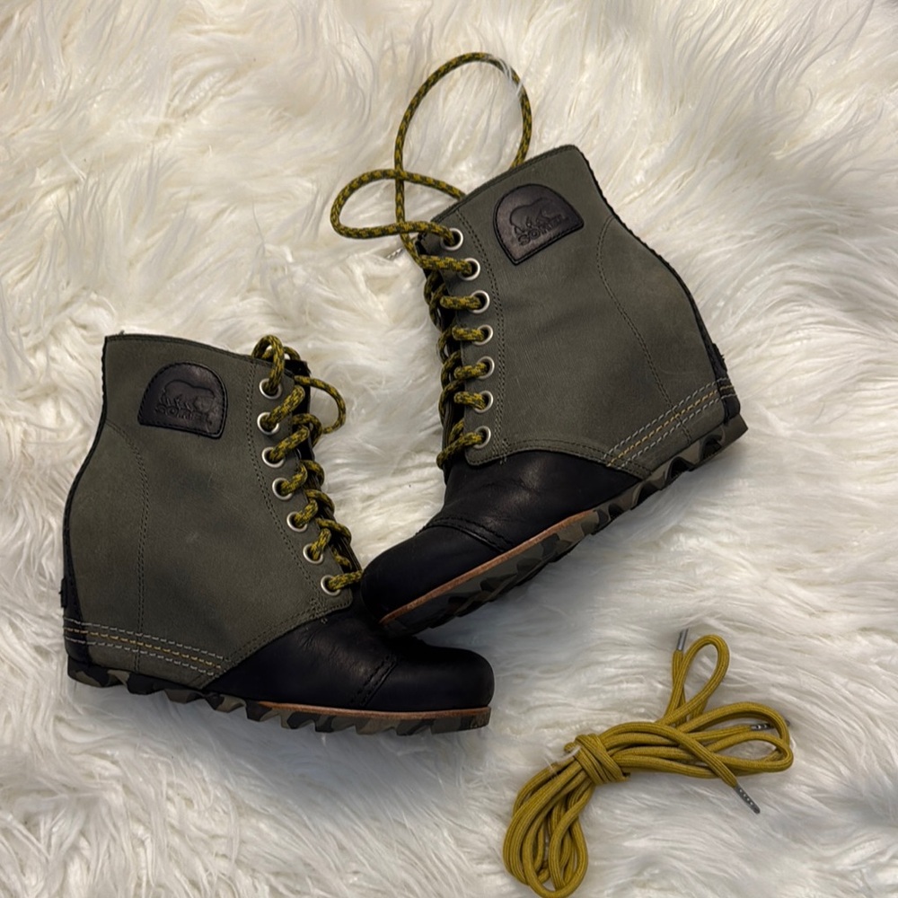 Sorel Women's Green and Black Wedge Boots